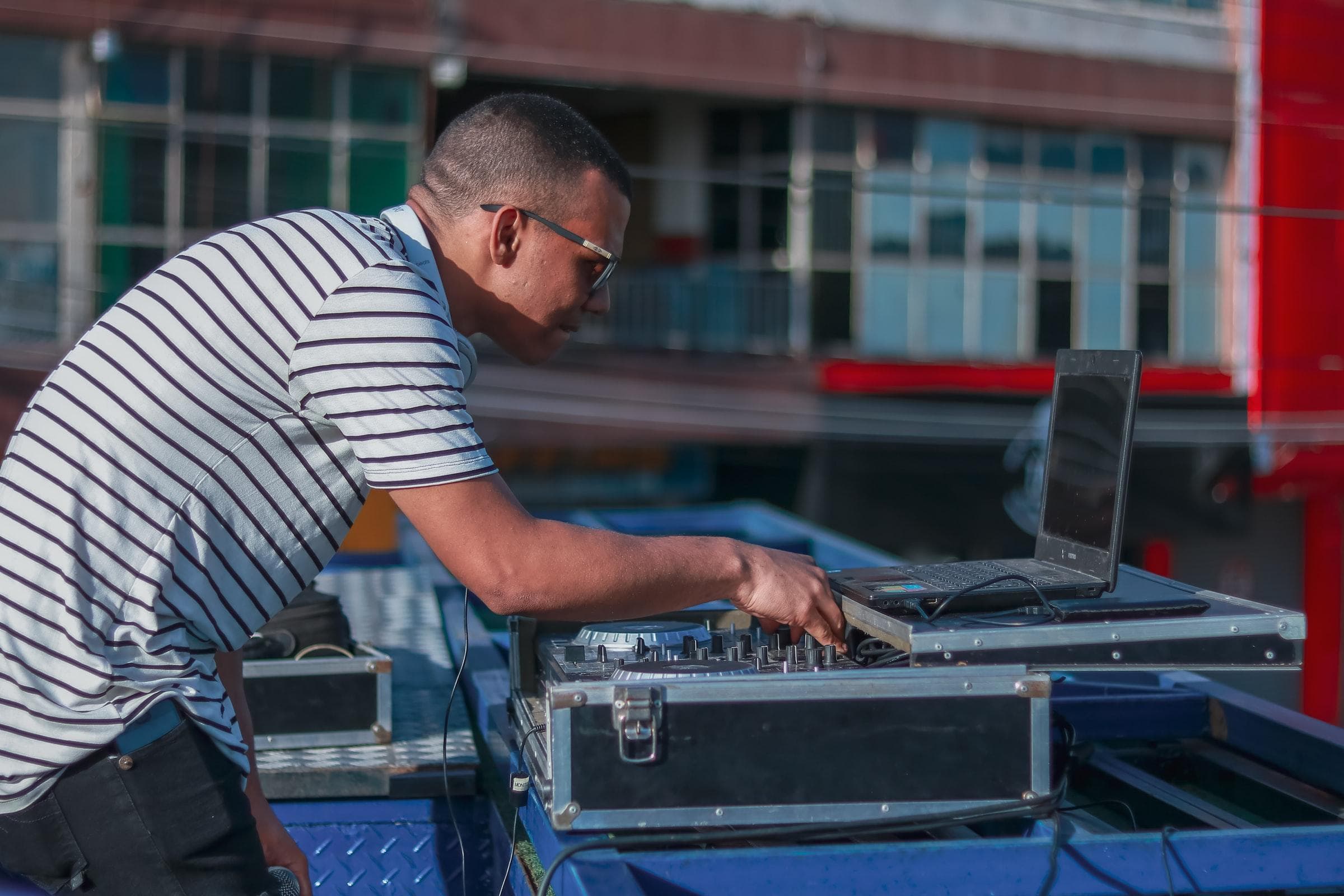 Hombre trabajando de DJ con una laptop