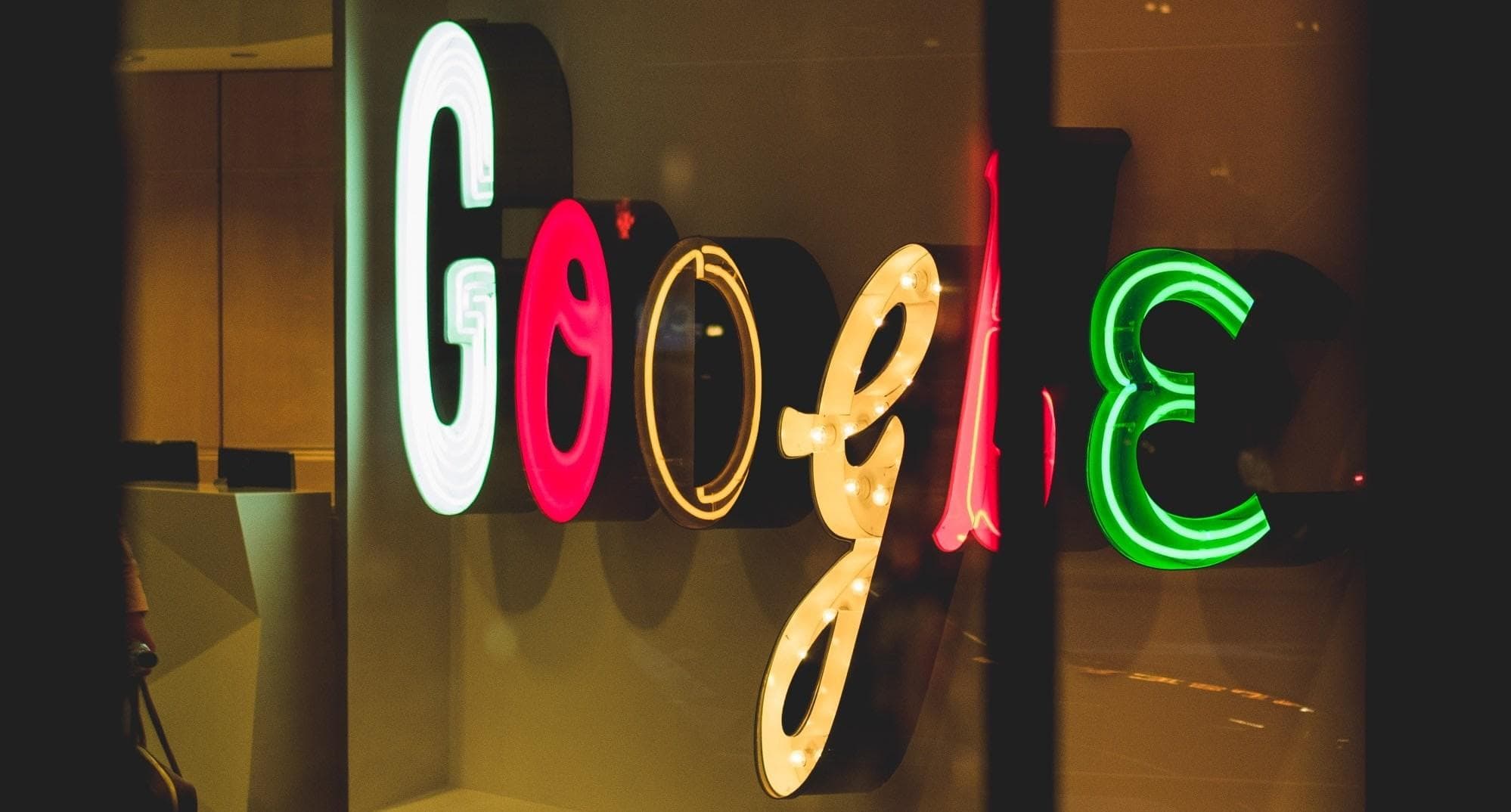 Logo de Google en una pared