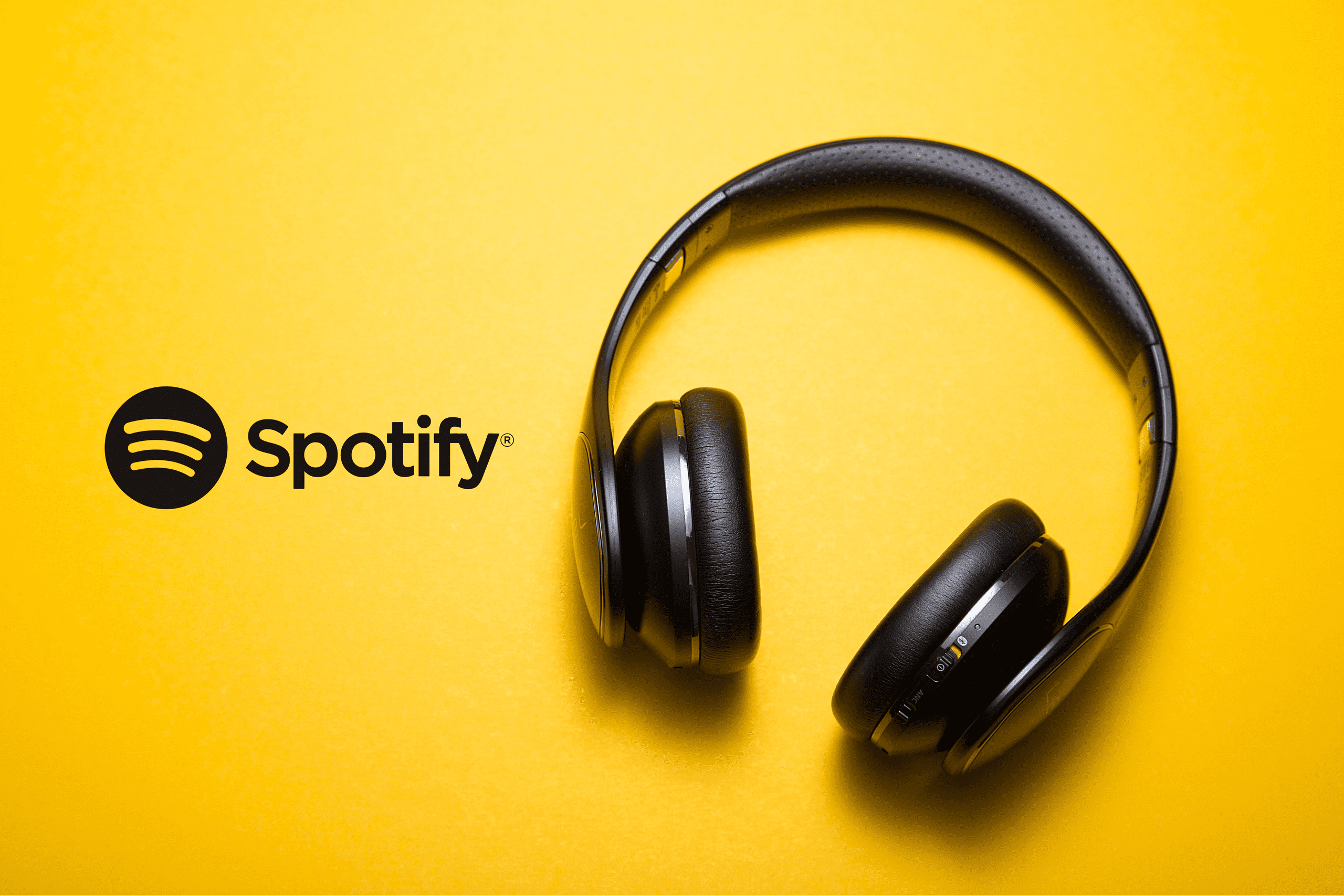 Audífonos y el logo de Spotify